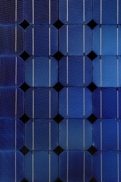 Güneş Enerjisini Koruyan Güneş Pili Enerjinin Akıma Dönüşmesi Yüksek Voltaj — Stok fotoğraf