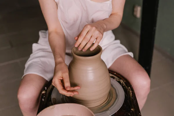 Ein Junges Mädchen Weißen Hemd Macht Einen Krug Aus Ton — Stockfoto