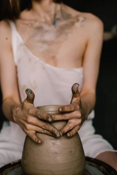 Menina Nova Uma Camisa Branca Faz Jarro Barro Roda Oleiro — Fotografia de Stock