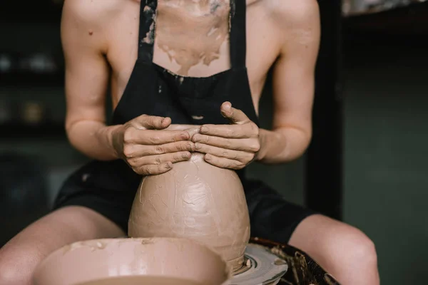 앞치마를 소녀는 토기장의 바퀴에 덩어리를 조각한다 아름다운 여인의 작업장이지 콘셉트 — 스톡 사진