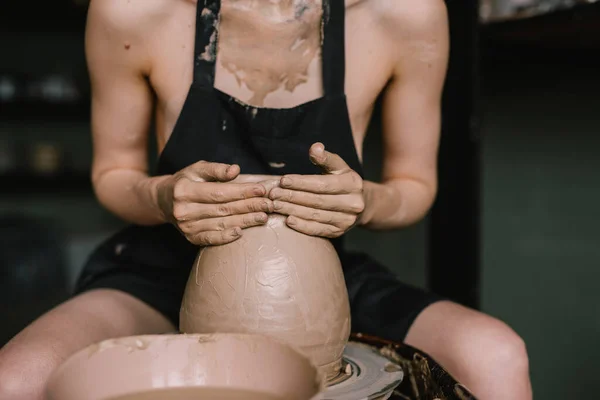 Young Girl Black Apron Her Naked Body Sculpts Jug Clay — Stock Photo, Image