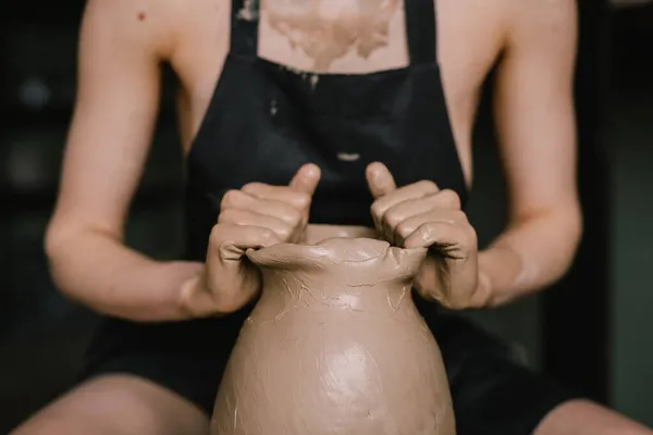 Young Girl Black Apron Her Naked Body Sculpts Jug Clay — Stock Photo, Image