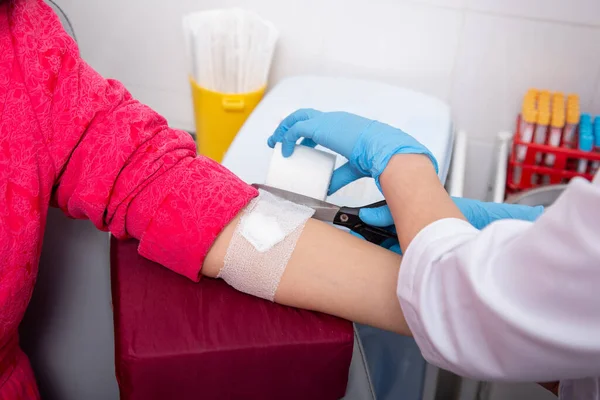 Asistente Laboratorio Extrae Sangre Vena Paciente Con Una Jeringa Desechable Imagen De Stock
