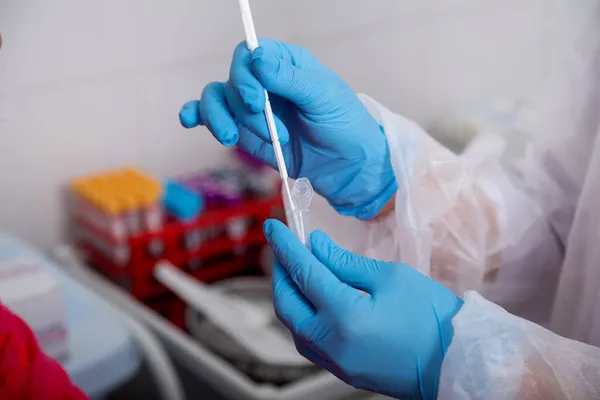 Handen Van Dokter Doen Een Pcr Test Covid Van Patiënt Stockfoto