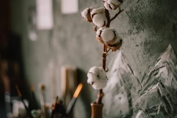 陶器车间架子上的配件和物品 玻璃杯 陶器大师的作坊 粘土模型 免版税图库图片