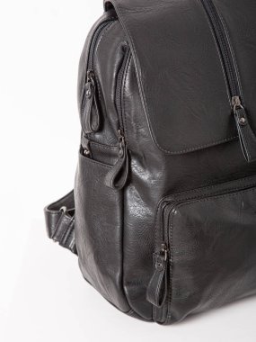 Fermuarlı kayışlı siyah sırt çantası. Eşyalar, aksesuarlar ve ders kitapları dairenin içinde..