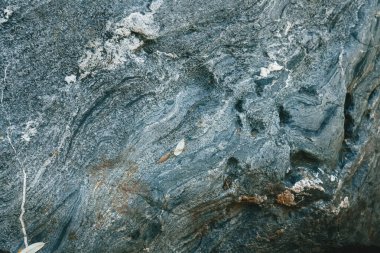 Çatlak ve dokuları olan doğal taşın alışılmadık dokusu. Doğal granit bir mineral taşıdır. Kavram - arkaplan için doku