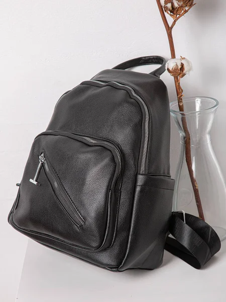 Schwarze Rucksacktasche Mit Riemen Und Reißverschlüssen Tasche Für Dinge Accessoires — Stockfoto