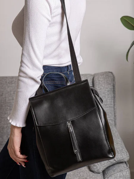 Mochila Negra Con Correas Espalda Chica Una Bolsa Para Cosas — Foto de Stock