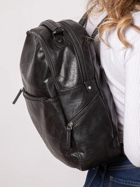 女の子の背中にストラップ付きブラックバックパックバッグ アクセサリーや教科書のための袋 ロック付きレザーバックパック — ストック写真