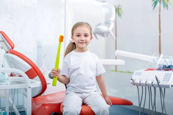 Meisje Witte Kleren Bij Receptie Bij Pediatrische Tandarts Glimlacht Lacht — Stockfoto