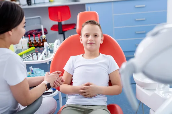Zahnärztin Spricht Mit Einem Kleinen Jungen Und Erklärt Ihm Wie — Stockfoto