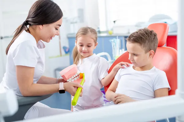 Pediatrische Tandarts Laat Jonge Kinderen Zien Hoe Hun Tanden Goed — Stockfoto