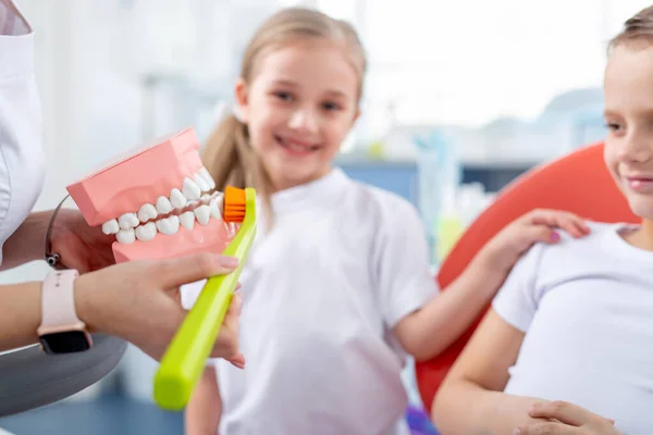 Pediatrische Tandarts Laat Jonge Kinderen Zien Hoe Hun Tanden Goed — Stockfoto