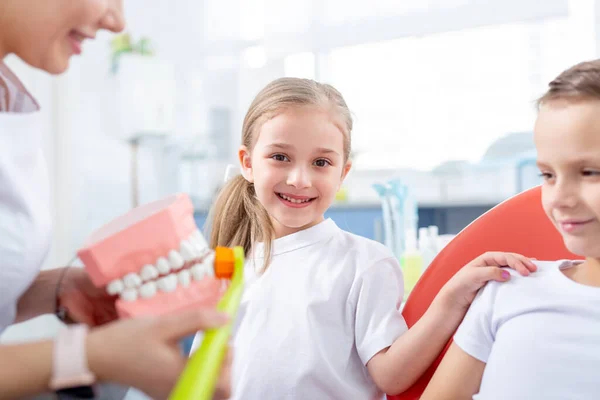 Dentista Pediátrico Muestra Los Niños Pequeños Cómo Cepillarse Los Dientes —  Fotos de Stock