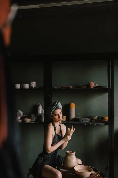 Молодой Скульптор Девушка Повязкой Голове Черном Фартуке Создает Глиняный Продукт — стоковое фото