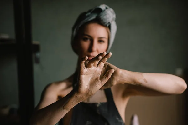 Fată Sculptor Frumoasă Bandă Cap Șorț Negru Își Arată Mâinile fotografii de stoc fără drepturi de autor