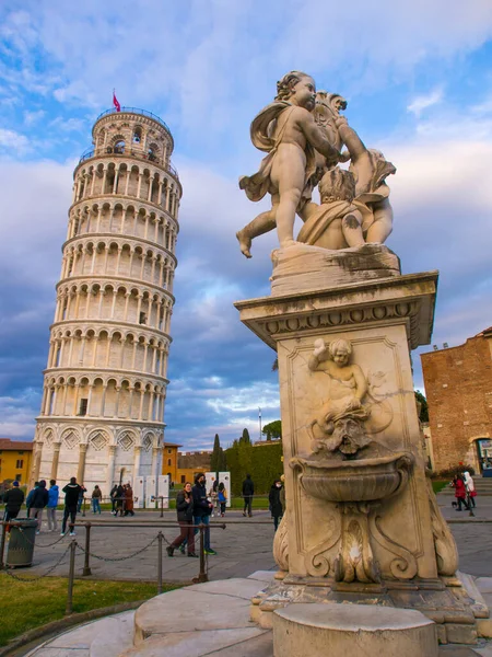 İtalya, Toskana, Pisa kasabası, Eğik Kule.