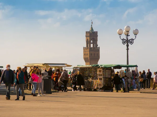 İtalya, Toskana, Floransa Arnolfo çan kulesi manzarası ve Michelangelo meydanındaki turistler..