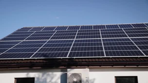 Paneles solares en la parte superior del techo del edificio residencial para la producción de electricidad ecológica verde. — Vídeos de Stock