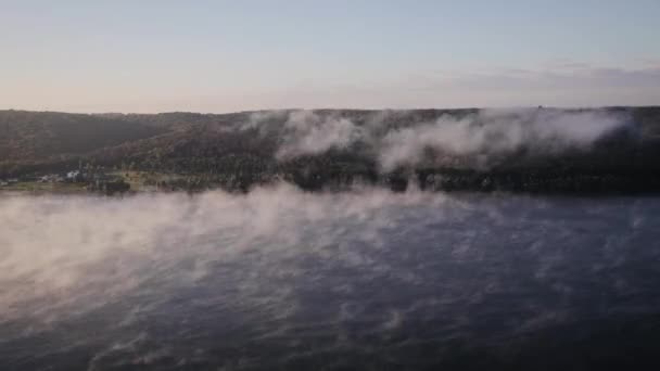 Χαμηλά ομιχλώδη σύννεφα πάνω από τον ποταμό Δνείστερο κοντά στην ακτή με βράχια και δάση στην Ουκρανία. Ποταμός Dnister στο Chernivtsi oblast. Από 1 Ιανουαρίου μέχρι 31 — Αρχείο Βίντεο