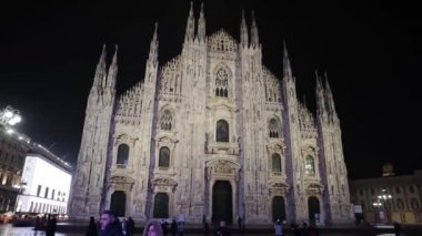Akşam Duomo Milano Katedrali ve Vittorio Emanuele Galerisi. Gece vakti Milano 'nun ana meydanında. İtalya, Aralık 2019