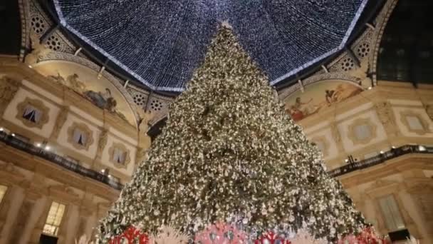 Albero di Natale. Vittorio Emanuele II 'deki lüks galeri alışverişinde SAROVSKI Noel ağacı. Piazza Duomo 'da. Milan, İtalya, Aralık 2019 - Ocak 2020 — Stok video