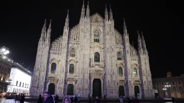 Η Duomo Milano Cathedral και Vittorio Emanuele Gallery το βράδυ. Κεντρική πλατεία του Μιλάνου τη νύχτα του χειμώνα. Ιταλία, Δεκέμβριος 2019 — Αρχείο Βίντεο