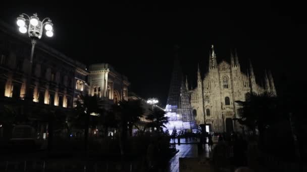 Panorama da Praça Duomo Piazza em Ano Novo e árvore de Natal. Albero di Natale com luzes coloridas. Cidade à noite. Luzes multicoloridas. Milão, Itália, dezembro 2019 - janeiro 2020 — Vídeo de Stock