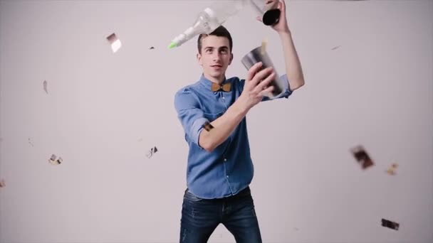 Atraktivní Barman Profesionálně Žonglování Poháry Láhve Dělat Show Bílém Pozadí — Stock video