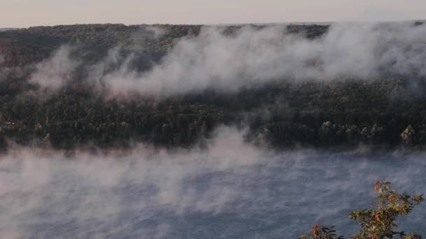 Misty sunrise over Dniester river canyon. Fog rising over water and hills in the morning. Thick white clouds on the beautiful landscape background. Dnister river in Ukraine — Wideo stockowe