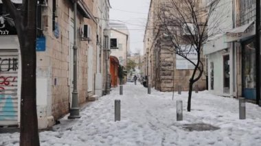 Boş bir şehirde kar. Kudüs şehrinde şiddetli kar yağışı var. Karlı yamaçlarda yürümek zor. Kudüs, İsrail, Ocak 2022