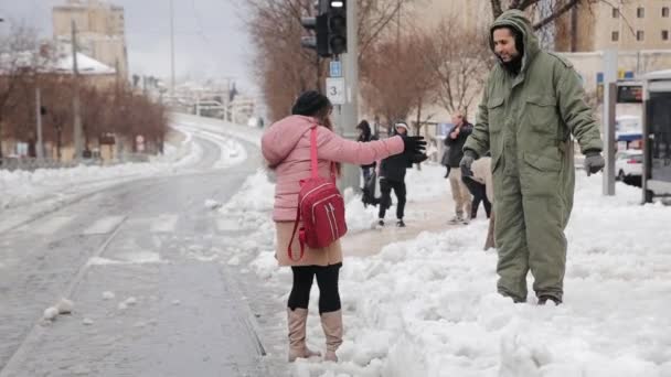 Traffic Problems Sudden Snowfall Man Helps Girl Walking Icy Snow — Vídeo de Stock