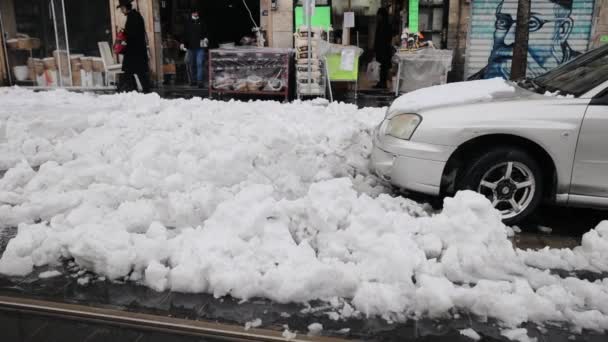Ekstremalne opady śniegu po burzy śnieżnej. Zaparkowane samochody przykryte śniegiem na jerozolimskiej zimowej ulicy w styczniu 2022 r. — Wideo stockowe