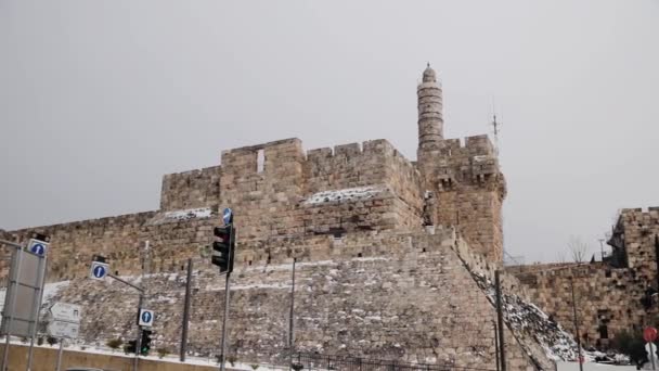 Blick auf den Davidsturm und die Stadtmauern der Altstadt von Jerusalem von der unteren Straße im Winter — Stockvideo