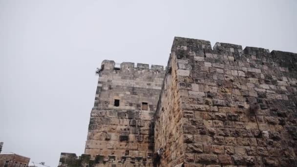Jerusalén muralla de la ciudad vieja, Vista de la muralla de la Ciudad Vieja de Jerusalén, gran angular, panorama, Israel en invierno — Vídeo de stock