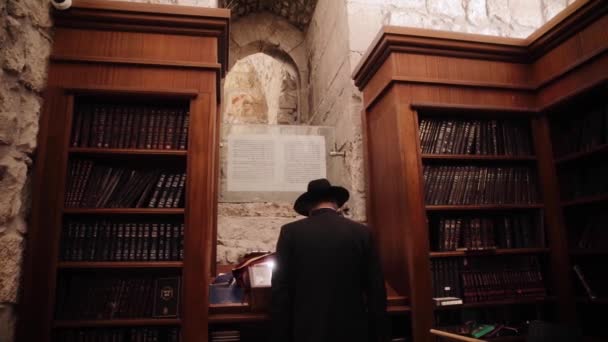 Orthodox Hasidic Jew praying in prayer hall near The Western Wall of Jerusalem. Old City of Jerusalem, Israel, January 2022 — Stock Video