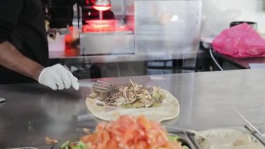 Tel Aviv 'de bir sokak lokantasında shawarma hazırlığı. Doner kebap ya da kebap hazırlıyorum.