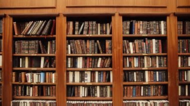 Sinagogdaki modern Yahudi kütüphanesi. Kitaplıklar dolusu ciltler. Yahudi kütüphanesindeki geleneksel kitaplar: Tevrat, Talmud. Yahudi cemaatinin tarihi binası. Eski Kudüs Şehri