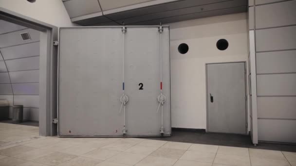 Великі залізні двері на підземній станції з метою закрити їх і зробити з ними бункер або бомбосховище. Головна залізнична станція, Єрусалим, Ізраїль — стокове відео