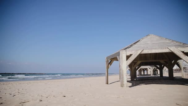 Playa vacía de Tel Aviv en invierno. Línea costera sin personas en la playa debido a las directrices del Gobierno contra el virus de COVID-19 — Vídeo de stock