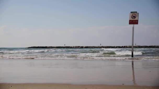 ISRAEL - TEL AVIV - ENE 2022 - Advertencia, la natación está prohibida, riesgo de ahogamiento. Firma en hebreo y lenguaje árabe que significa que la natación está prohibida — Vídeo de stock