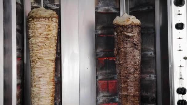 传统土耳其食品Doner Kebab 。很多羊肉和鸡肉在烤肉餐馆的金属转盘上。沙华玛肉制品在厨房里烹调 — 图库视频影像