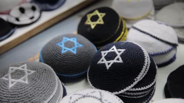Jarmulka s postranními zámky na izraelském trhu. Kippah je symbol židovského národa — Stock video