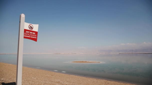 警告，禁止游泳，有溺水的危险。禁止用希伯来语和阿拉伯语签字,这意味着禁止游泳.以色列艾因 · 博伊兰 — 图库视频影像