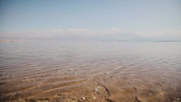 Vista lejana del mar y la playa en un día soleado. Mar muerto cerca de Ein Bokek, Israel. Orilla del Mar Muerto en un clima tranquilo — Vídeos de Stock