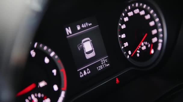 Zamknij widok kontroli panelu przedniego nowoczesnego samochodu. 23 stopnie Celsjusza temperatury powietrza — Wideo stockowe