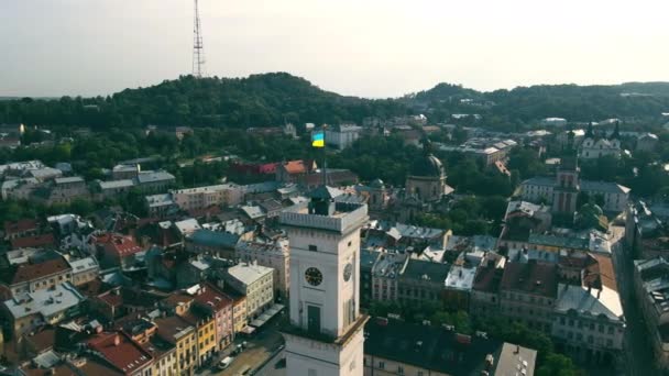 Staré evropské město z ptačí perspektivy. Pohled na město Lvov na Ukrajině a centrální část města a radnice. — Stock video