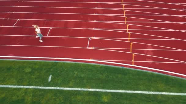 Ukraine Lviv. 20.09.2021 Athlète sur une courte distance au stade. Athlète femme courir sur tapis roulants rouges — Video