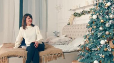 Anne ve kızı Noel 'i birlikte kutluyor. Samimi bir oda ve Noel ağacı. Kızı annesine sarılıyor. Mutlu Anne ve Çocuk.